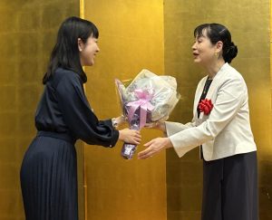 泉ゆたかさんから森明日香さんに花束が贈呈された