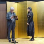 三田誠広選考委員長からアグニュー恭子氏へ表彰楯を授与