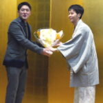 憧れの歌舞伎者・中村橋之助丈から花束をいただき、興奮している米原信氏