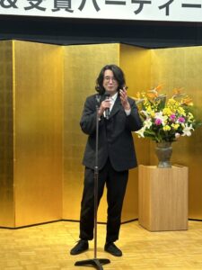 小説家で編み物作家の横山起也氏